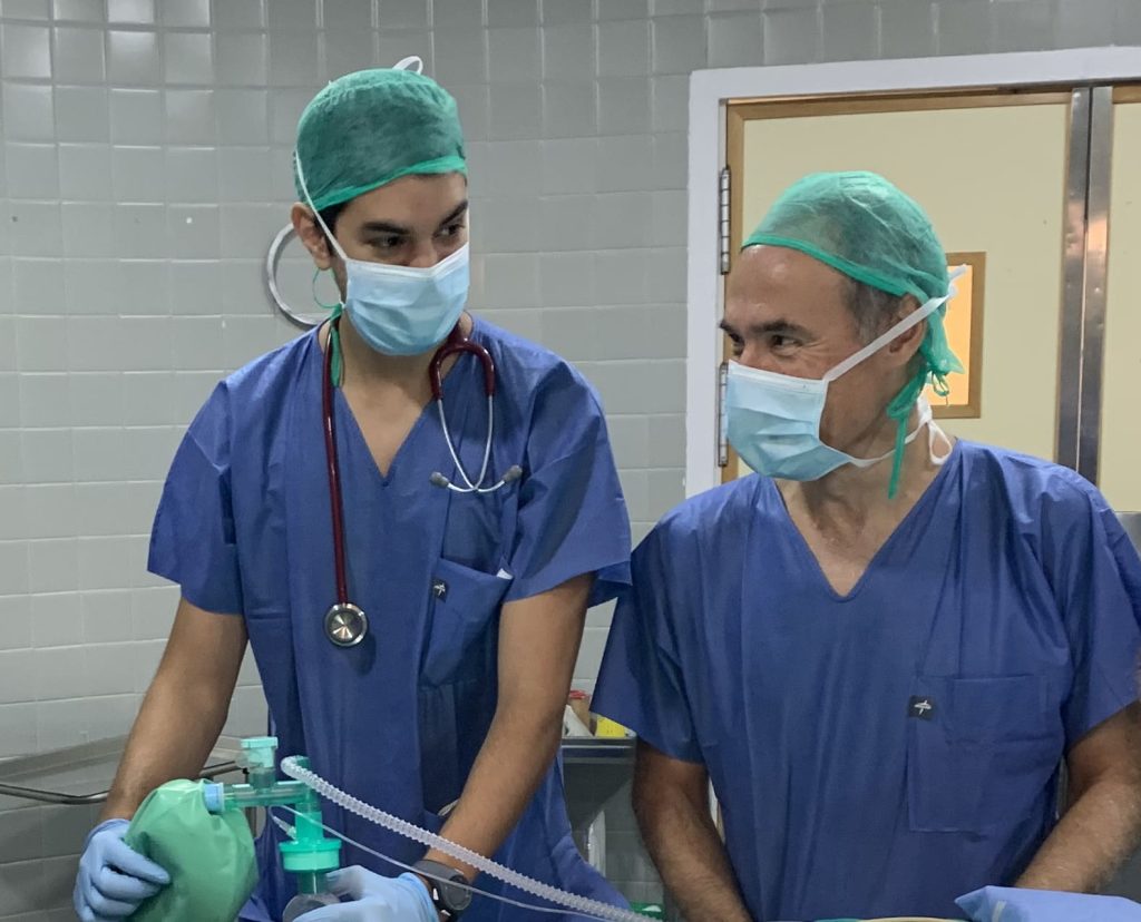 Anestesista supervisando la anestesia y la ventilación del paciente durante una intervención quirúrgica