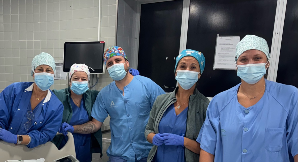 Equipo de quirófano de neurocirugía tras finalizar una intervención quirúrgica