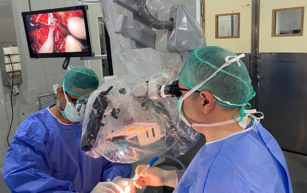 Microcirugía neuroquirúrgica realizada con microscopio quirúrgico de alta precisión
