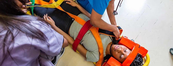 Inmovilización tras traumatismo de columna vertebral