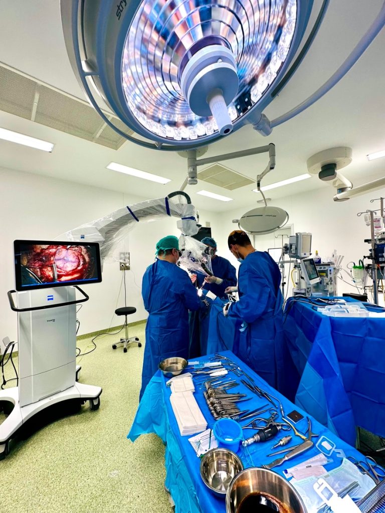 Quirófano de neurocirugía cerebral con microscopio y equipo avanzado en el Hospital San Juan de Dios de Sevilla