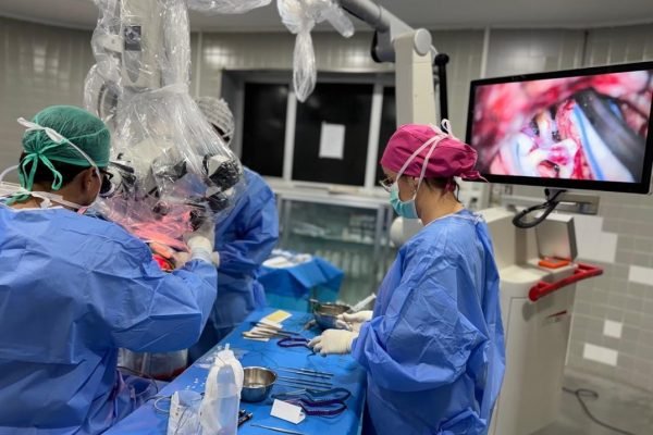 Intervención microquirúrgica cerebral.