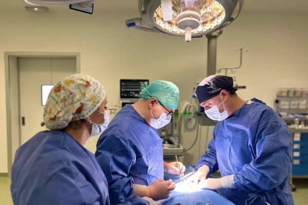 Dres. Antonio López Y Andrés Muñoz operando en el quirófano del Hospital San Juan de Dios de Sevilla