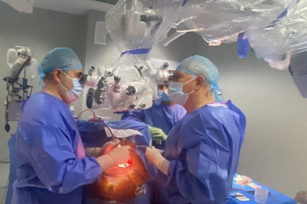 Dres. Antonio López y Antonio Ponce de León operando en el quirófano de la Clínica HLA Santa Isabel